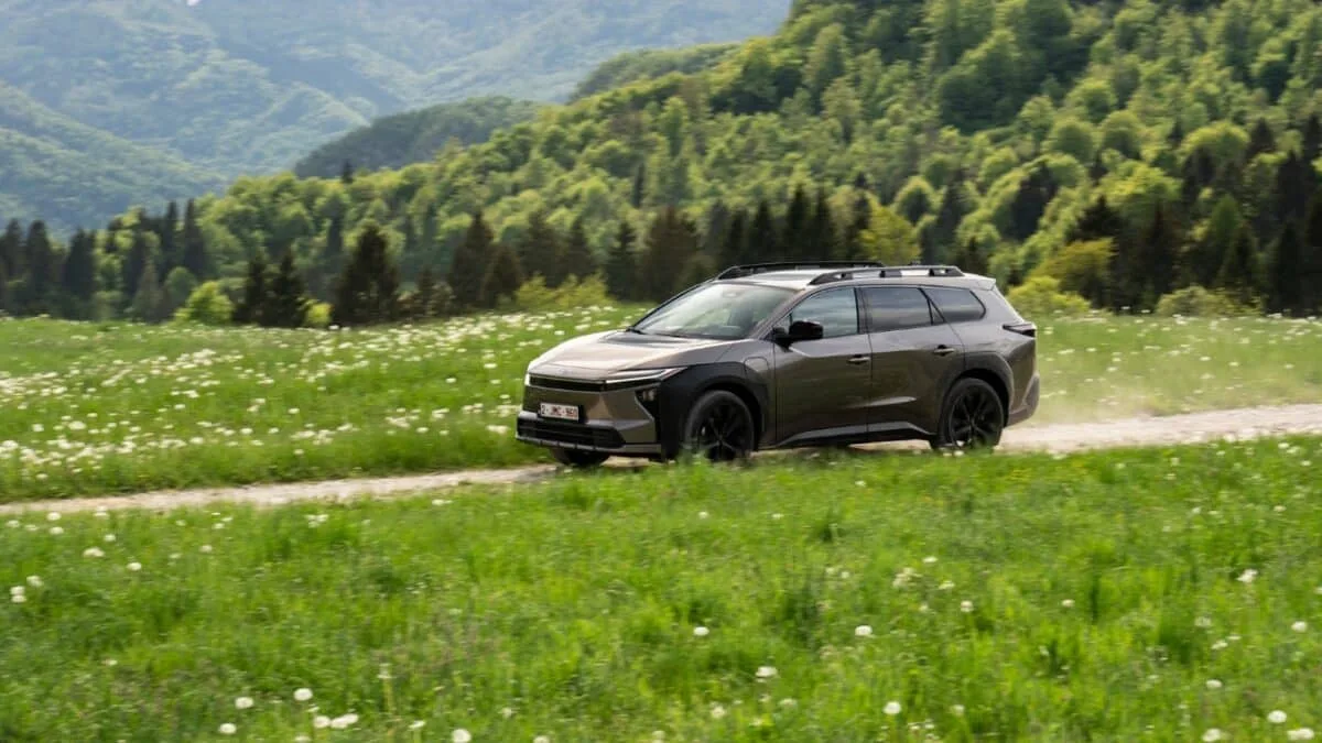 Toyota bZ4X Touring 2026: l'elettrica familiare a 50.500 euro