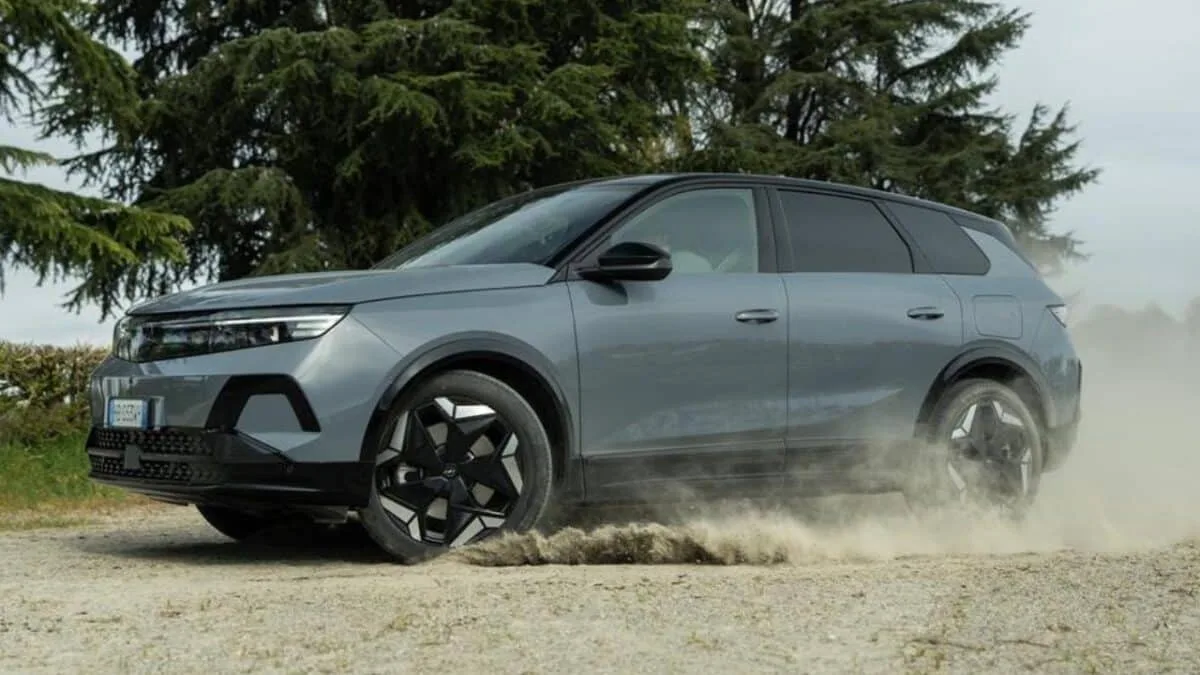 Opel Grandland — Opel Grandland Electric AWD: il SUV a trazione integrale entra nell'era elettrica