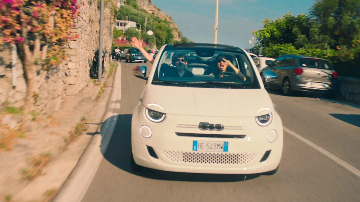 Fiat 500 Hybrid Cabrio Dolcevita: l'icona italiana nel videoclip estivo