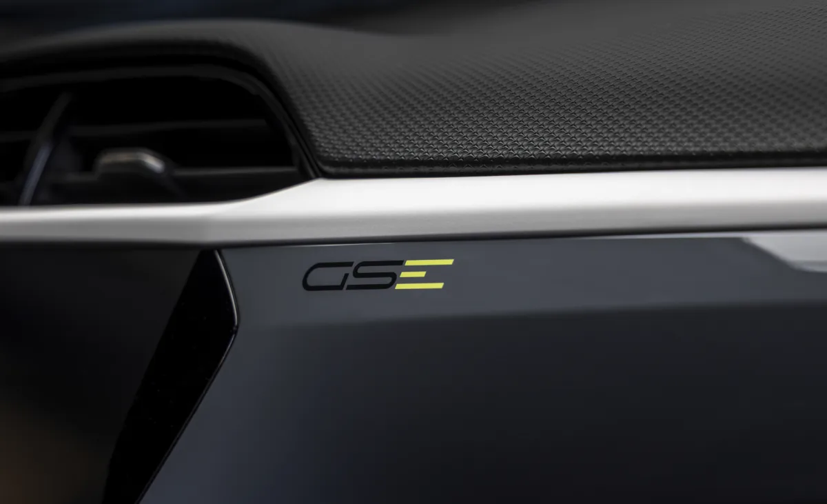 Opel Corsa GSE: l'elettrica sportiva da Saragozza a Parigi
