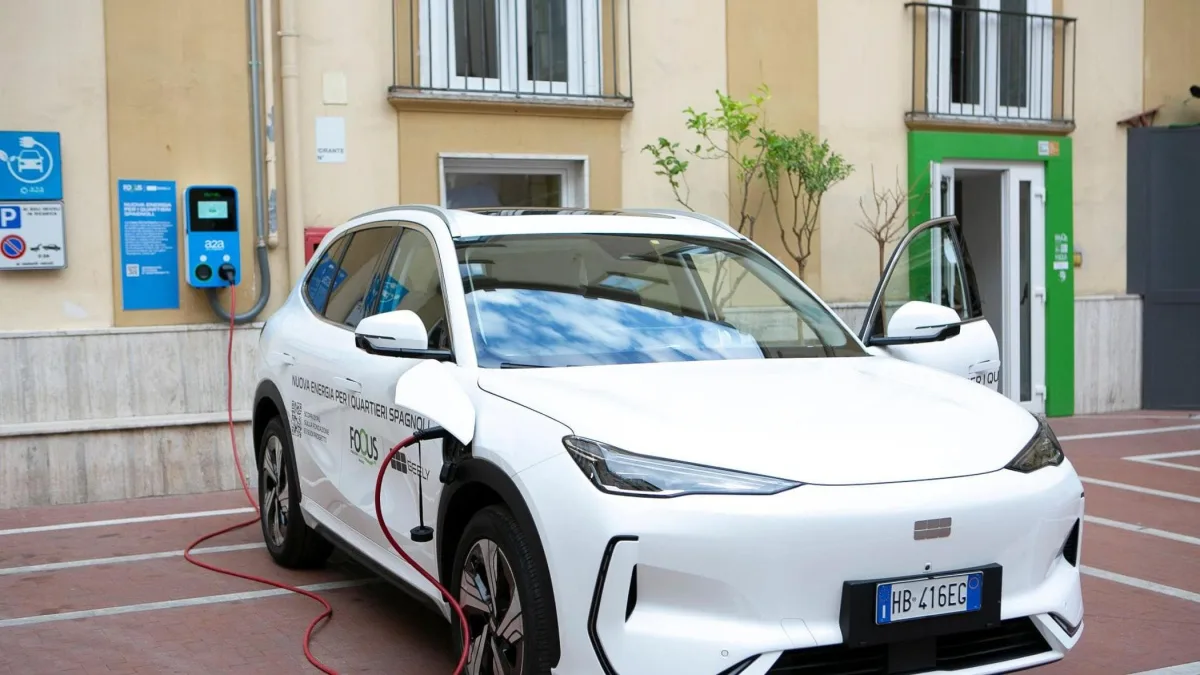 Geely accelera in Italia con la compatta E2 e punta alla sostenibilità sociale
