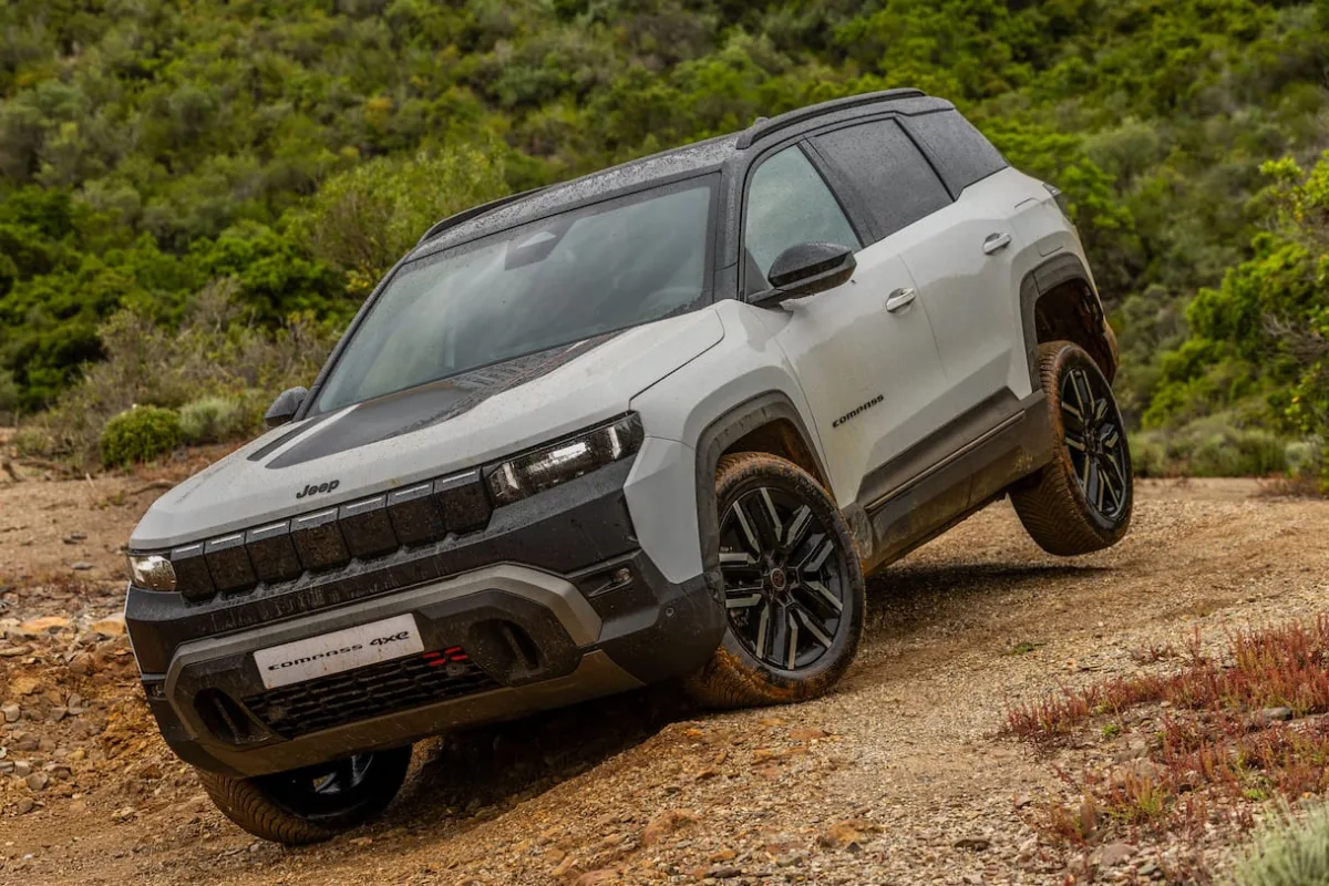 Jeep Compass 4xe 2026: la prova del SUV elettrico da 375 CV