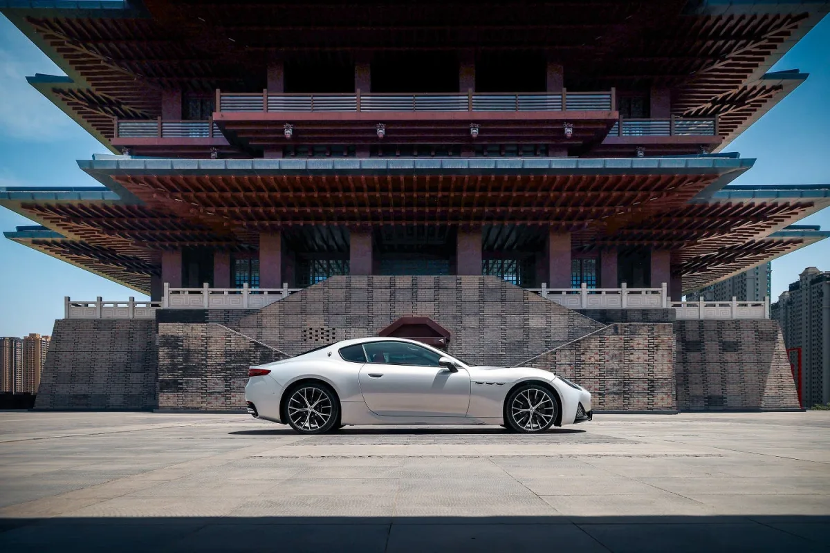 Maserati, crollo immatricolazioni (-37%) nel 2026: la strategia punta all'esclusività