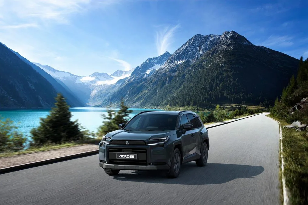 Nuova Suzuki Across PHEV: più potenza e tecnologia, prezzi da 55.900 euro