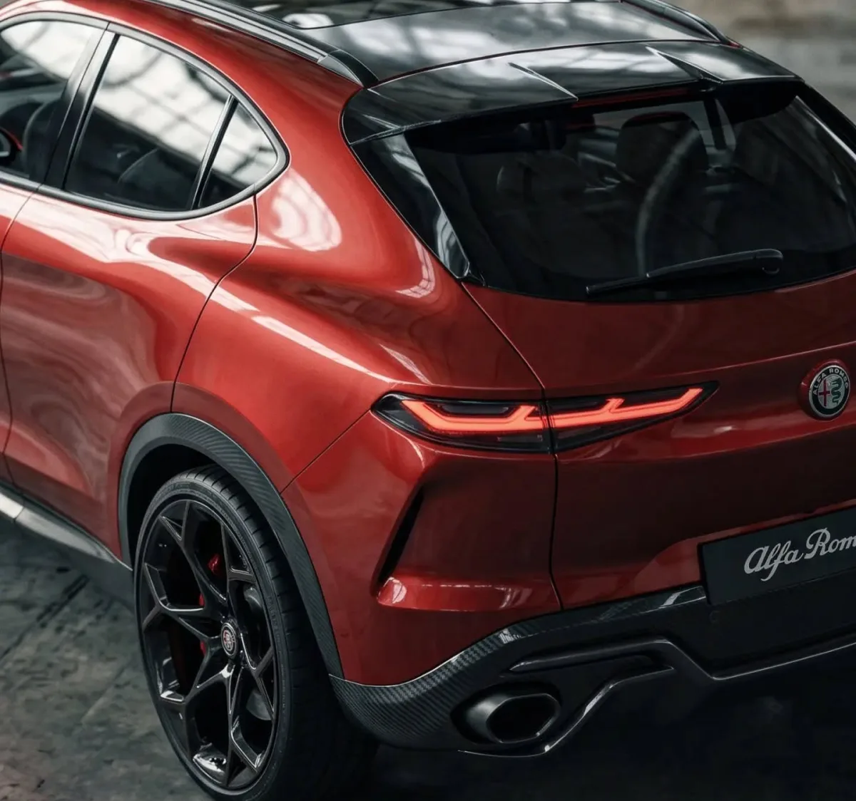 Nuovo Alfa Romeo C-SUV: posteriore svelato, stile sportivo per l'erede della Tonale
