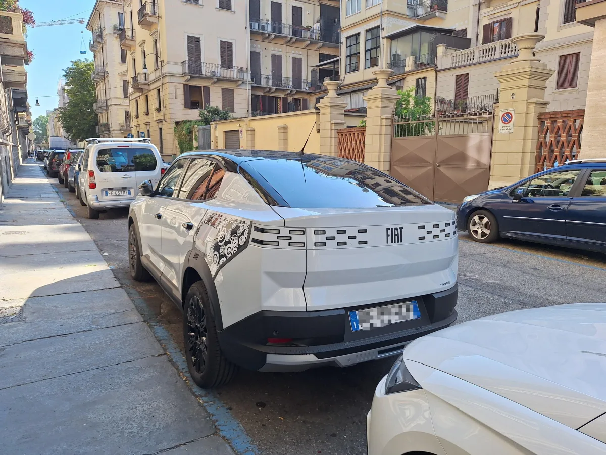 Fiat Grizzly Fastback: il SUV coupé ibrido si mostra senza veli
