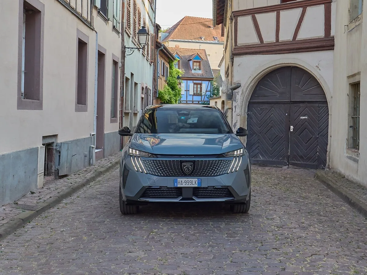 Peugeot E-3008 Long Range alla prova: 700 km di autonomia tra i vigneti alsaziani