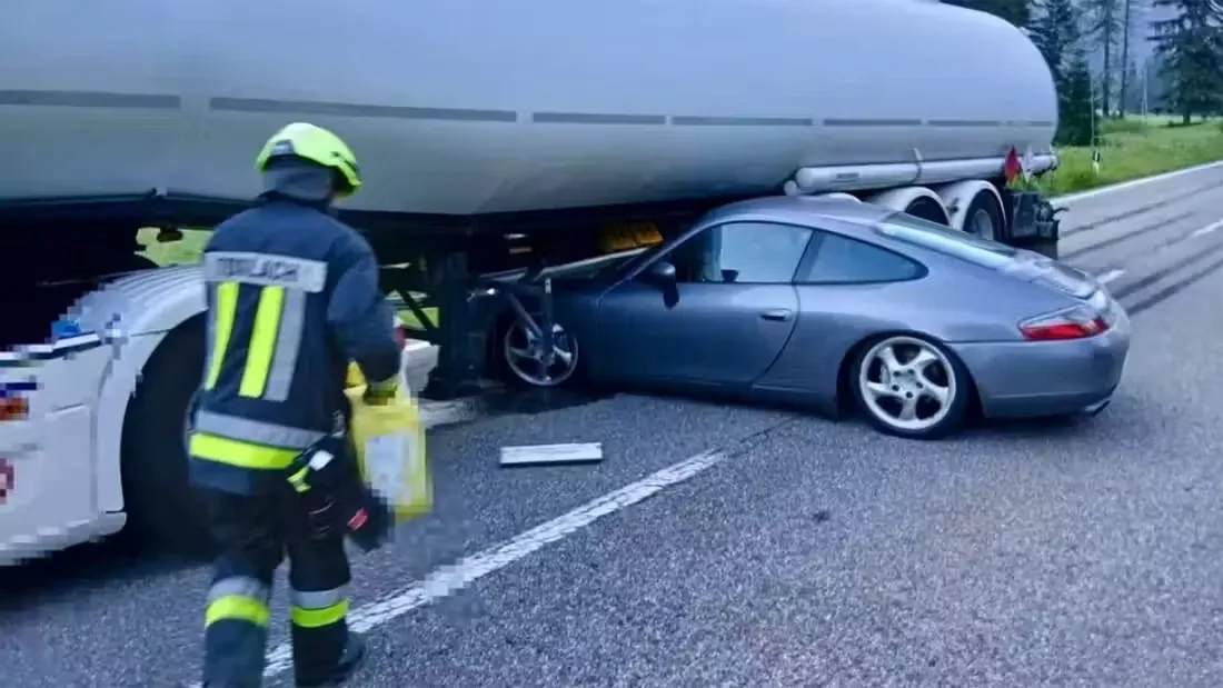 Dobbiaco, Porsche 911 schiacciata da autocisterna: illesi ma auto distrutta