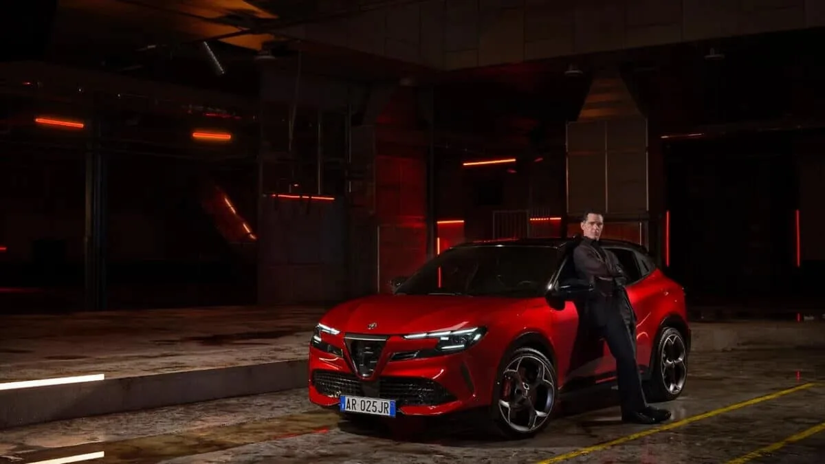 Alfa Romeo Junior 2026: più tecnologia di serie e una nuova campagna con Pedro Alonso