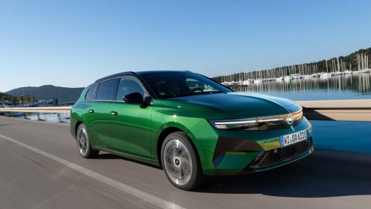 Opel Astra Sports Tourer Elettrica: il noleggio perfetto per le famiglie