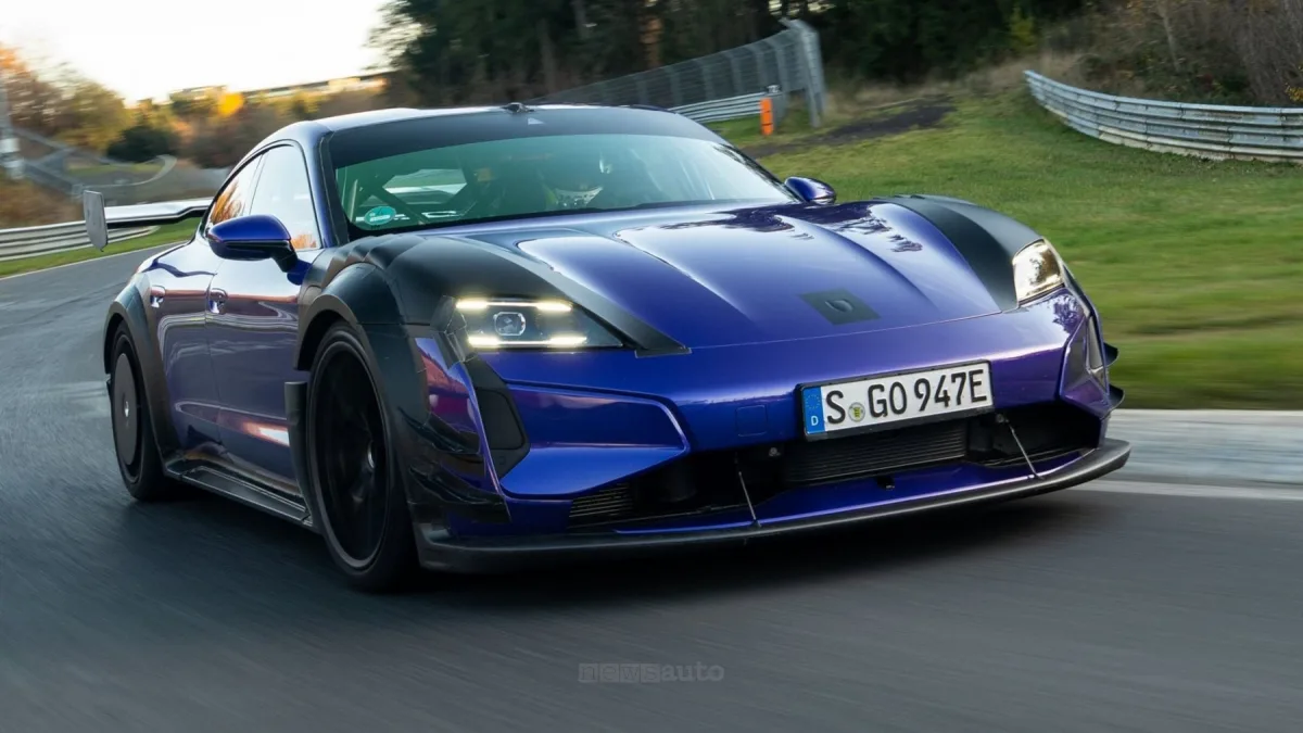 Porsche Taycan Turbo GT: il kit Manthey conquista il Nürburgring