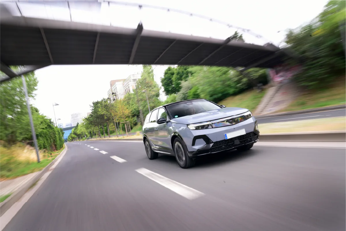 Opel Grandland Electric AWD: il SUV elettrico che traina fino a 1.350 kg