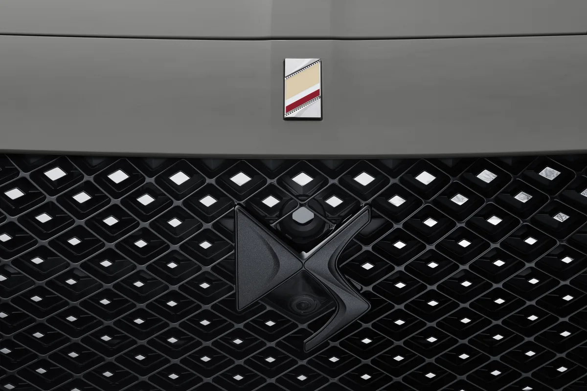 DS 7 debutta nei DS Store: il silenzio diventa il punto di forza