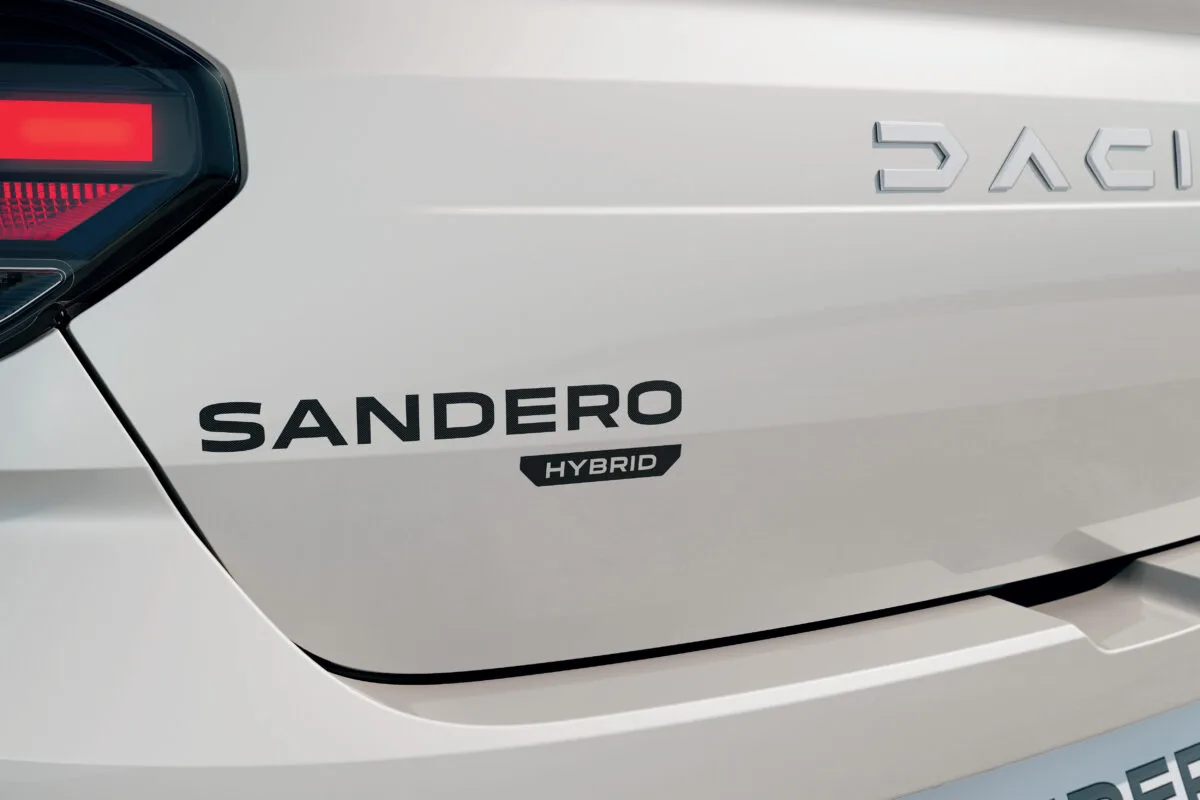 Dacia Sandero Streetway Hybrid 155 debutta in Italia: prezzi da 19.900 euro
