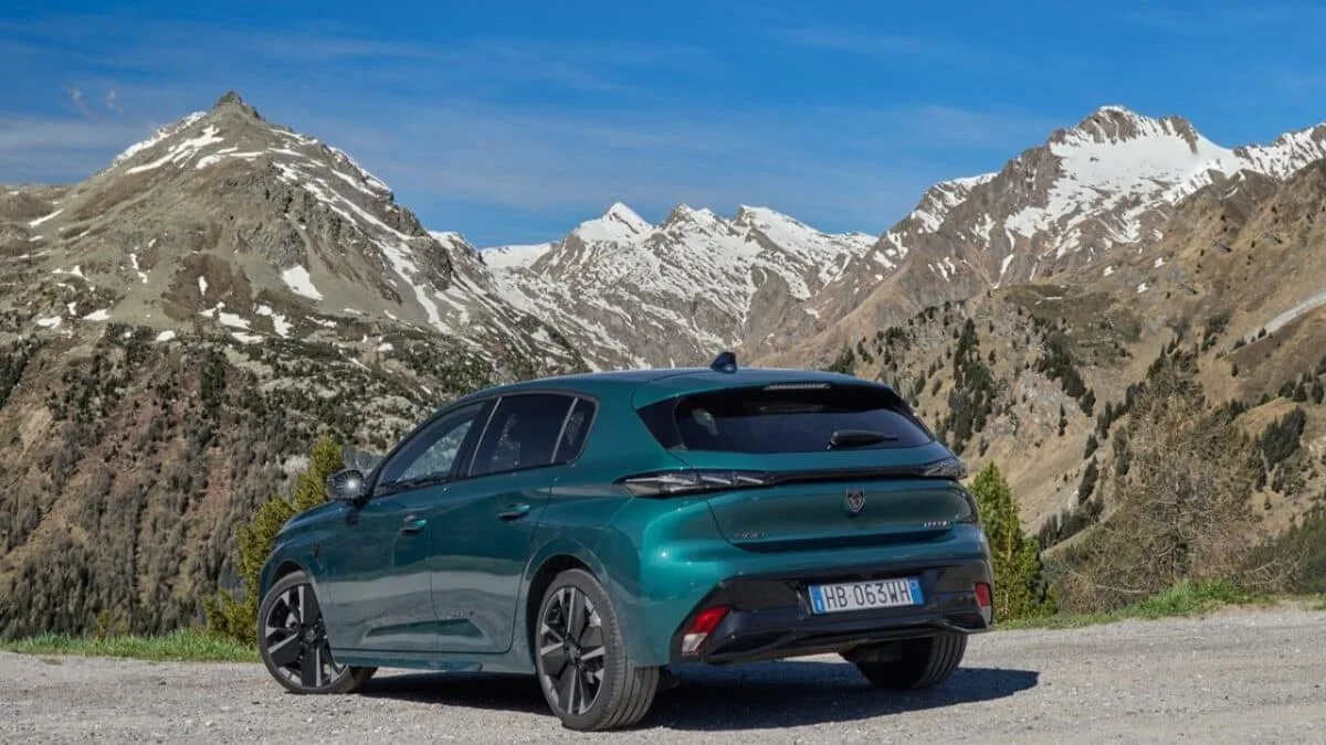 Peugeot 308 Hybrid 145: efficienza e prestazioni sulle strade alpine