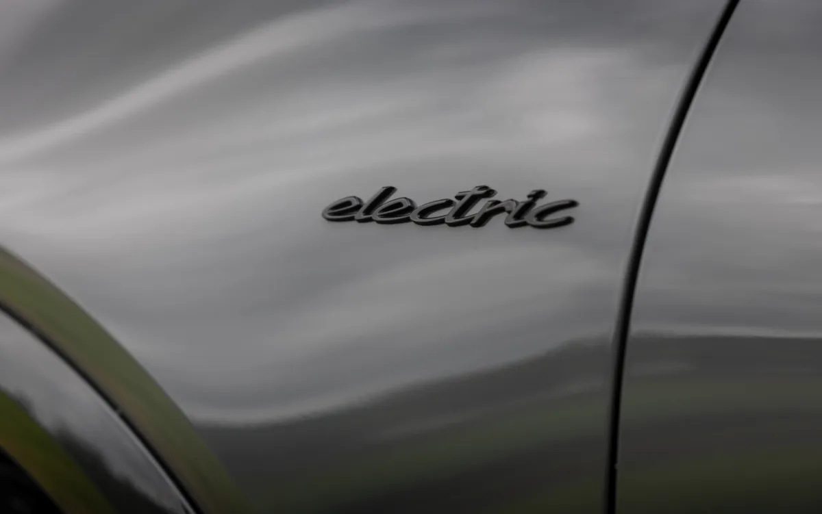 Porsche Cayenne Electric: ricarica wireless da 11 kW e comfort