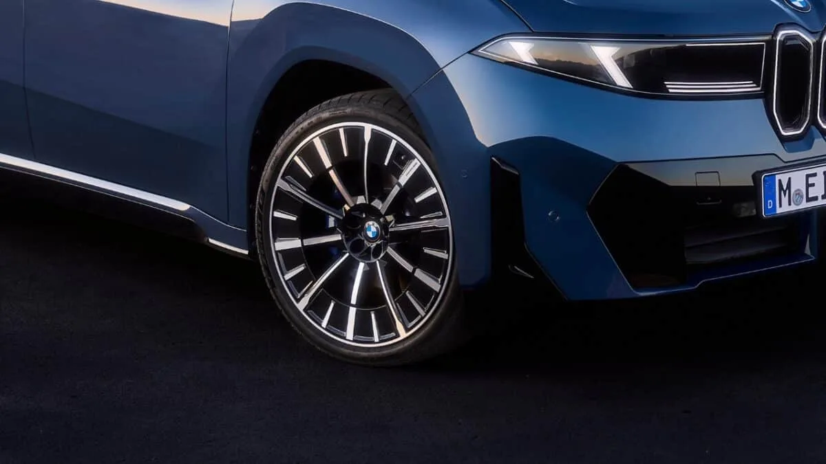 Pirelli e BMW iX3: pneumatici su misura per il nuovo SUV elettrico