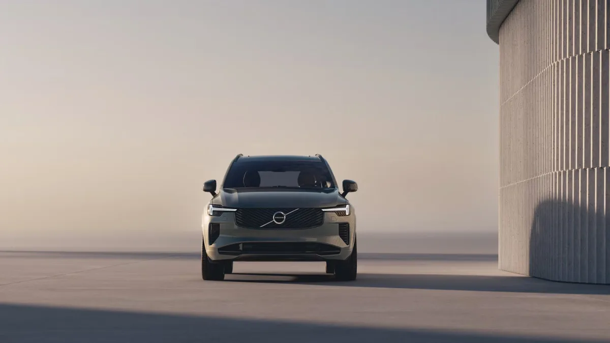Volvo XC90: batteria più grande e Google Gemini per il SUV ibrido